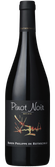 Ein hochwertiger Pinot Noir in einer schlanken Flasche, die mit einem kreativen Etikett und dem Namen Rothschild verziert ist.