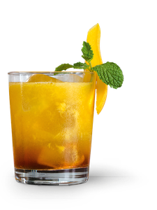 Ein köstlicher, eisgekühlter Drink in einem klaren Glas, das eine Mischung aus orangefarbener Flüssigkeit und dunklem Sirup zeigt.