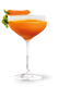 Ein stilvolles Getränk in einem hohen Glas, das orangefarbene Flüssigkeit zeigt, gekrönt von einer Karotte und frischem Grün.
