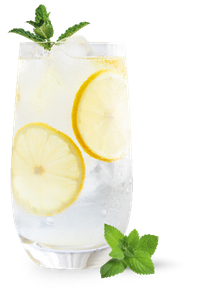 Ein transparentes Glas mit kühlem Getränk, das mit Zitronenscheiben und Minzblättern dekoriert ist, strahlt Frische aus.