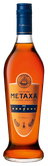 Eine elegante Flasche Metaxa mit blauer Kappe und goldenen Details, die auf einem weißen Hintergrund steht.