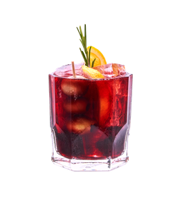 Alkoholfreier, dunkelroter Drink im niedrigen Glas mit Eiswürfeln, Orangenscheibe und Rosmarinzweig