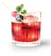 Ein erfrischender Cocktail in einem klaren Glas, gefüllt mit Eiswürfeln und roten Flüssigkeiten, garniert mit Minze und Beeren.