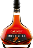 Ein hochwertiger Brandy in einer facettierten Glasflasche, die die luxuriöse Farbe des Getränks perfekt zur Geltung bringt.
