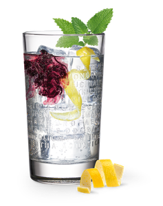 Ein klarer Drink mit einer lila Fruchtmischung, Eis und Zitronenstreifen, der in einem stilvollen Glas serviert wird.