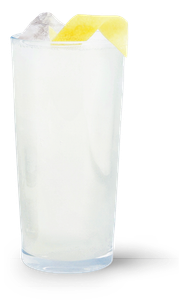Ein hoher Glasbecher gefüllt mit klarem Getränk, garniert mit einer Zitronenschale und Eiswürfeln oben drauf.