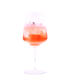 Zart rosafarbener, perlender Drink mit Eiswürfeln, einer dichten Schaumkrone und kleinen roten Blütenblättern in einem hohen Stielglas vor weißem Hintergrund.