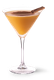 Der Cocktail, gefüllt mit einer samtigen, goldenen Flüssigkeit, wird durch eine Zimtstange geschmackvoll verziert und wirkt ansprechend.
