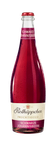 Die Flasche mit Rotkäppchen Fruchtsecco strahlt durch ihre tiefrote Farbe und die feinen Wassertropfen eine kühle Frische aus.