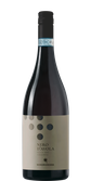 Eine elegante Flasche Nero d'Avola mit einem stilvollen Etikett und einem schwarzen Korken, die für Genuss steht.