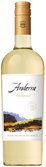 Die Flasche Anderna Chardonnay zeigt ein ansprechendes Design mit einer malerischen Landschaft und dem Namen des Weins in geschwungener Schrift.