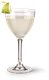 Das Getränk im Glas hat eine klare Farbe und wird von einer Limettenscheibe begleitet, was ihm einen frischen Look verleiht.