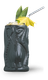 Ein schwarzes Cocktailglas mit einer einzigartigen Form, gefüllt mit einem fruchtigen Getränk und dekoriert mit einer Ananas und einem Schirmchen.