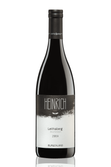 Eine elegante Flasche Rotwein mit schwarzem Etikett, die den Jahrgang 2019 und die Rebsorte Blaufränkisch zeigt.