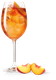 Das Glas enthält ein leuchtend orangefarbenes Getränk, das mit Eis gefüllt ist und mit saftigen Pfirsichstücken garniert ist.