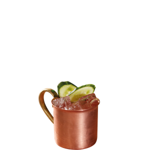 Ein kupferner Becher gefüllt mit Eis und einem erfrischenden Getränk, garniert mit frischen Gurkenscheiben.