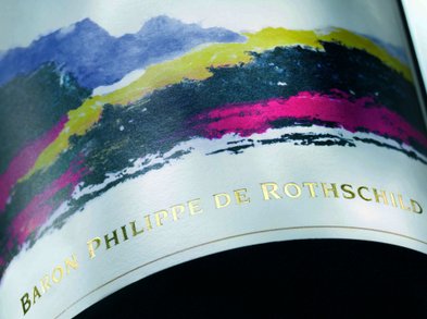 Ein kunstvoll gestaltetes Weinetikett mit lebhaften Farben, das die Aufschrift 'Baron Philippe de Rothschild' in Gold zeigt.