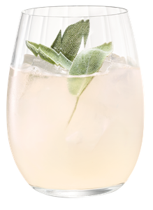 Ein elegantes Glas mit einem erfrischenden Getränk, gefüllt mit Eis und garniert mit frischen Salbeiblättern.