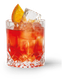 Ein erfrischender Drink in einem Kristallglas, gefüllt mit einem roten Getränk und dekoriert mit einer Orangenscheibe.