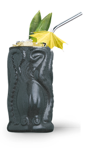 Ein schwarzes Cocktailglas mit einer einzigartigen Form, gefüllt mit einem fruchtigen Getränk und dekoriert mit einer Ananas und einem Schirmchen.