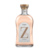 Die Flasche zeigt ein modernes, minimalistisches Design mit einer klaren Etikette und einem Holzverschluss.