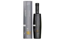 Die Flasche Octomore 16.1 und ihre schicke Verpackung präsentieren sich in einem minimalistischen, modernen Design.