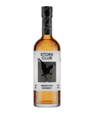 Eine ansprechende Whiskeyflasche mit einem modernen Etikett, das einen schwarzen Storch und die Aufschrift 'Smoky Rye' präsentiert.