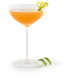 Ein elegantes Cocktailglas mit einem orangefarbenen Getränk und einer grünen Limettenschale als Garnierung.