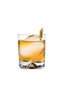 Ein Glas mit einem bernsteinfarbenen Cocktail, das einen großen Eiswürfel und eine Zitronen-Dekoration präsentiert.