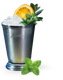 Ein silberner Becher mit Eis, frischen Minzblättern und einer Orangenscheibe, der eine einladende und erfrischende Atmosphäre schafft.