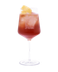 Ein elegantes Glas mit einem rotbraunen Cocktail, garniert mit frischen Zitronenscheiben und Eiswürfeln.