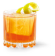 Das Glas enthält einen leuchtend orangefarbenen Cocktail, der mit Eis gefüllt ist und von einer Zitronenspirale geschmückt wird.
