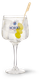 Ein elegantes Glas mit Nordés Gin, gefüllt mit Eis und zwei leuchtend gelben Oliven, steht auf einem dunklen Untergrund.