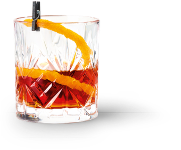 Ein elegantes Glas mit einem tiefroten Getränk, garniert mit einer spiralförmigen Orangenschale und einem schwarzen Clip.