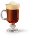 Das Glas zeigt ein reichhaltiges, dunkles Getränk, gekrönt von einer dicken Schicht Schaum, die verführerisch aussieht.