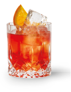 Ein erfrischender Drink in einem Kristallglas, gefüllt mit einem roten Getränk und dekoriert mit einer Orangenscheibe.