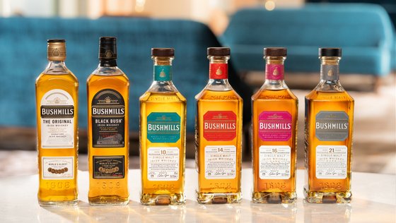 Ein ansprechendes Arrangement von Bushmills Whiskeys, das die Vielfalt der irischen Spirituose in verschiedenen Altersstufen zeigt.