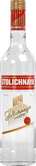 Eine Flasche Stolichnaya Wodka mit einem eleganten Design und goldener Kappe, die auf einem weißen Hintergrund steht.