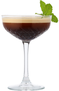 Ein elegantes Cocktailglas mit einer Schicht aus dunklem Kaffee und einer cremigen Schicht oben, garniert mit einem Minzblatt.