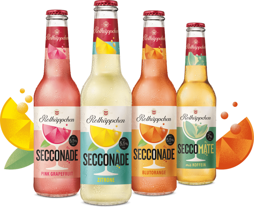 Vier Flaschen Rotkäppchen Secconade in verschiedenen Geschmacksrichtungen stehen vor bunten Fruchtscheiben.