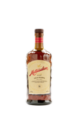 Eine elegante Flasche Matusalem Gran Reserva Rum, die auf einem schwarzen Hintergrund steht, strahlt Qualität und Tradition aus.