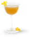 Ein Cocktail mit einer ansprechenden goldenen Farbe, serviert in einem eleganten Glas, mit einer Zitronenschale als Dekoration.