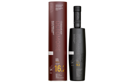 Die Flasche Octomore 16.2 und ihre rote Verpackung präsentieren sich in einem minimalistischen, modernen Design.