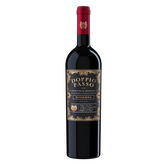 Eine elegante Flasche Doppio Passo Primitivo di Manduria Riserva mit einem kunstvollen Etikett und rotem Korken.