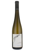 Eine elegante Flasche Grüner Veltliner mit dem Etikett 'Steinporz' von FJ Gritsch, die in einem hellen Licht glänzt.