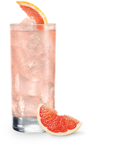 Ein erfrischendes, pinkes Getränk in einem Glas, das mit Eis gefüllt ist und eine saftige Grapefruit-Scheibe als Garnitur hat.