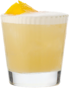 Ein erfrischendes Getränk in einem klaren Glas, gekrönt mit einer Schaumkrone und einer Orangenscheibe als Garnitur.