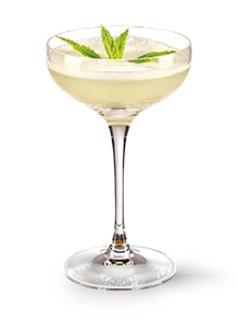 Das Cocktailglas zeigt ein helles Getränk, das mit einer Schicht Schaum und frischen Minzblättern verziert ist.