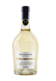 Ein hochwertiger italienischer Weißwein in einer geschwungenen Flasche, die mit dem Schriftzug 'Edizione' und goldenen Akzenten verziert ist.
