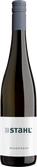 Die Flasche zeigt das Etikett 'Winzerhof Stahl' und den Namen 'Hasennest', umgeben von einem glänzenden, schwarzen Hintergrund.